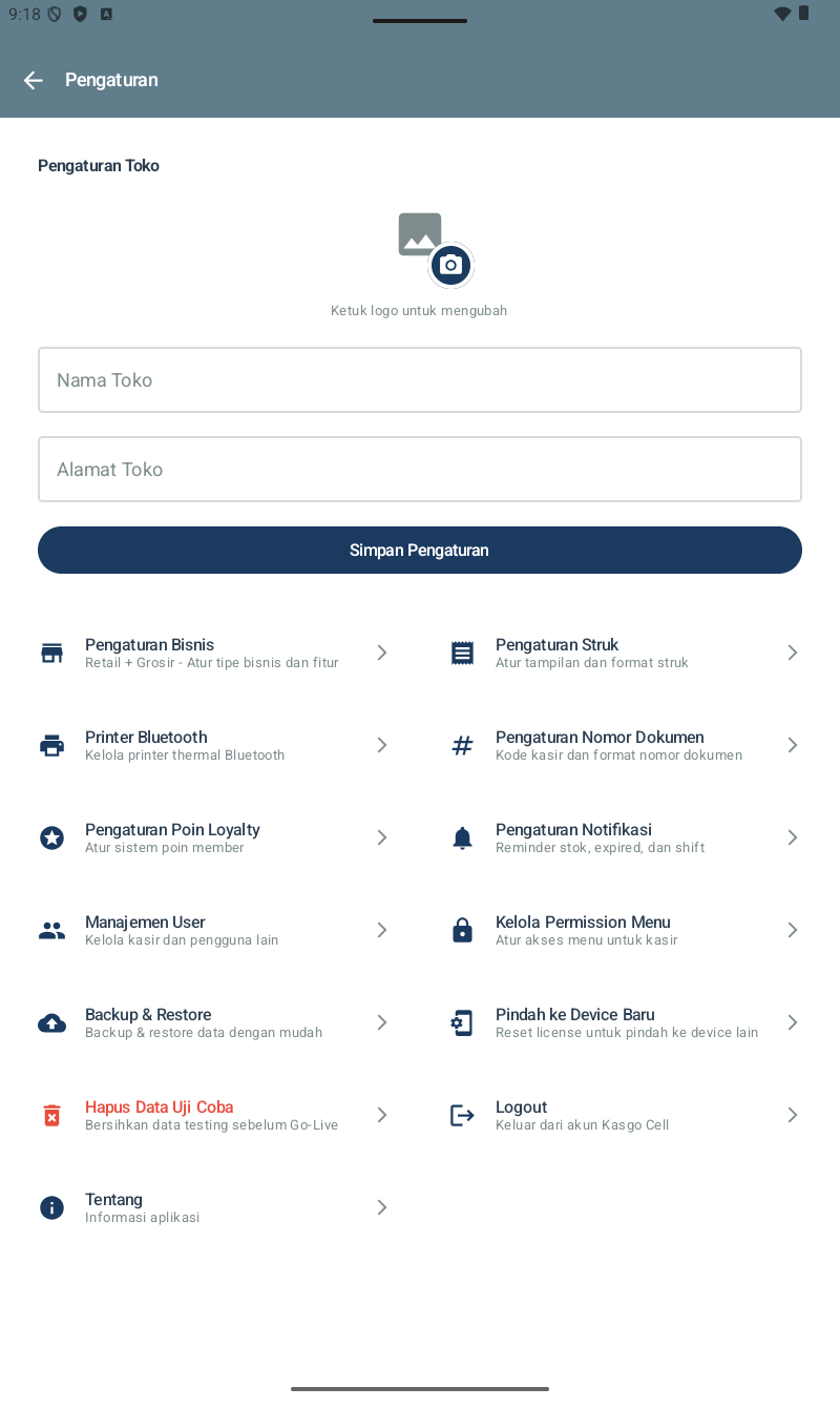 Halaman Pengaturan โ section Pengaturan Toko di atas (logo, Nama Toko, Alamat Toko, tombol Simpan Pengaturan), grid 2 kolom 13 menu: Pengaturan Bisnis (Retail+Grosir), Pengaturan Struk, Printer Bluetooth, Pengaturan Nomor Dokumen, Pengaturan Poin Loyalty, Pengaturan Notifikasi, Manajemen User, Kelola Permission Menu, Backup & Restore, Pindah ke Device Baru, Hapus Data Uji Coba (warna merah), Logout (Keluar dari akun Kasgo Cell), Tentang