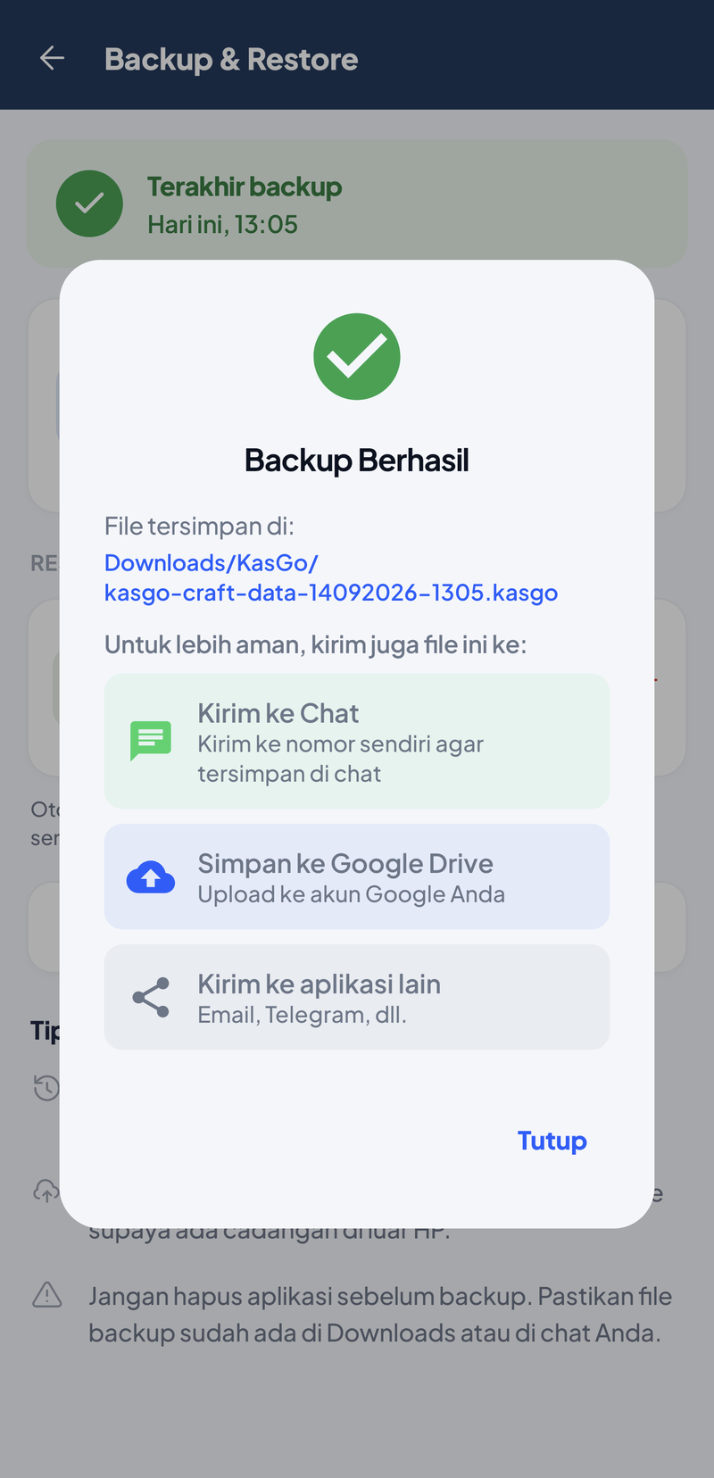 Dialog Backup Berhasil: file tersimpan di Downloads/KasGo/kasgo-craft-data-14092026-1305.kasgo, pilihan Kirim ke Chat, Simpan ke Google Drive, Kirim ke aplikasi lain, tombol Tutup