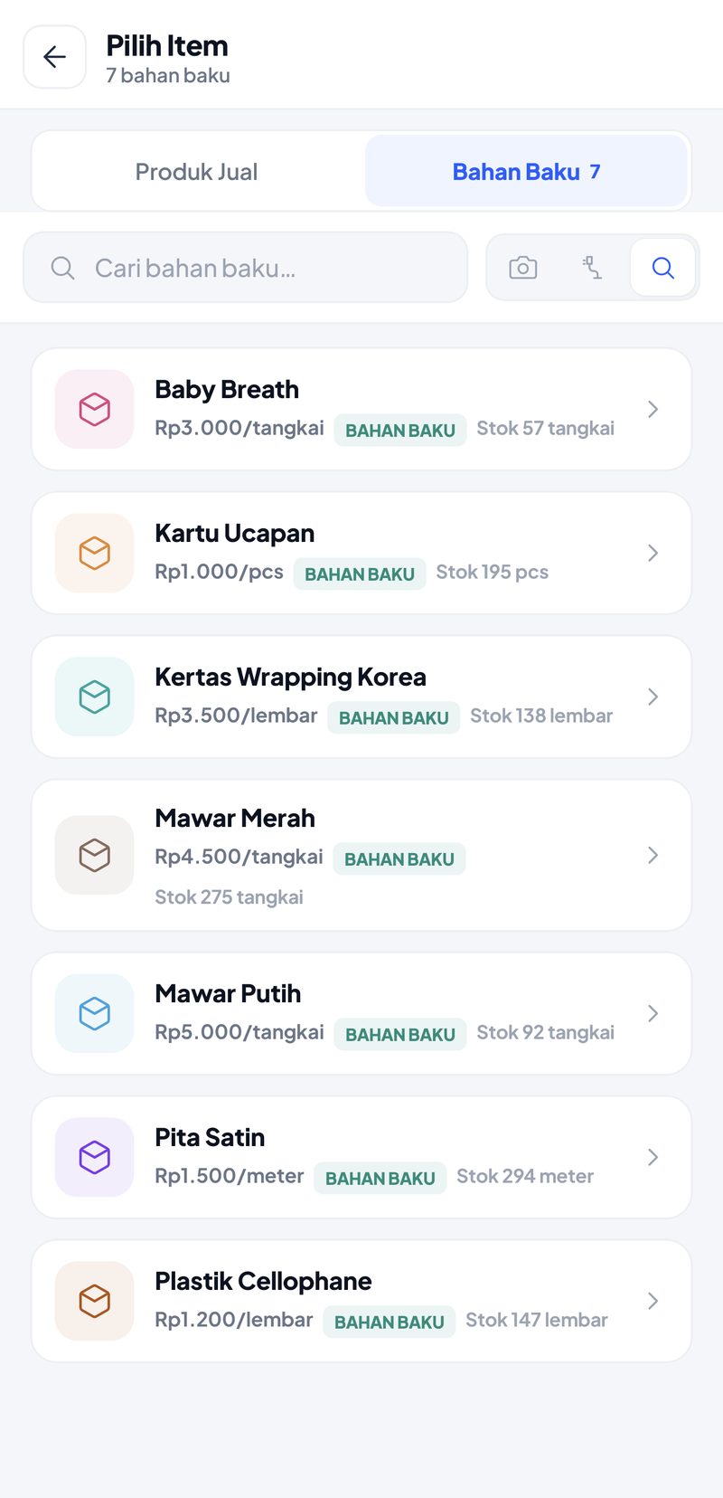 Pilih Item tab Bahan Baku: 7 bahan baku, masing-masing dengan harga beli per satuan, label BAHAN BAKU, dan stok, misalnya Mawar Merah Rp4.500/tangkai stok 275 tangkai, Baby Breath Rp3.000/tangkai stok 57 tangkai, Pita Satin Rp1.500/meter