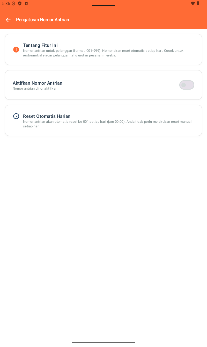 Halaman Pengaturan Nomor Antrian โ header oranye. Card info 'Tentang Fitur Ini': 'Nomor antrian untuk pelanggan (format: 001-999). Nomor akan reset otomatis setiap hari. Cocok untuk restoran/kafe agar pelanggan tahu urutan pesanan mereka.' Card toggle 'Aktifkan Nomor Antrian' (default OFF, status 'Nomor antrian dinonaktifkan'). Card 'Reset Otomatis Harian' info: 'Nomor antrian akan otomatis reset ke 001 setiap hari (jam 00:00). Anda tidak perlu melakukan reset manual setiap hari.'